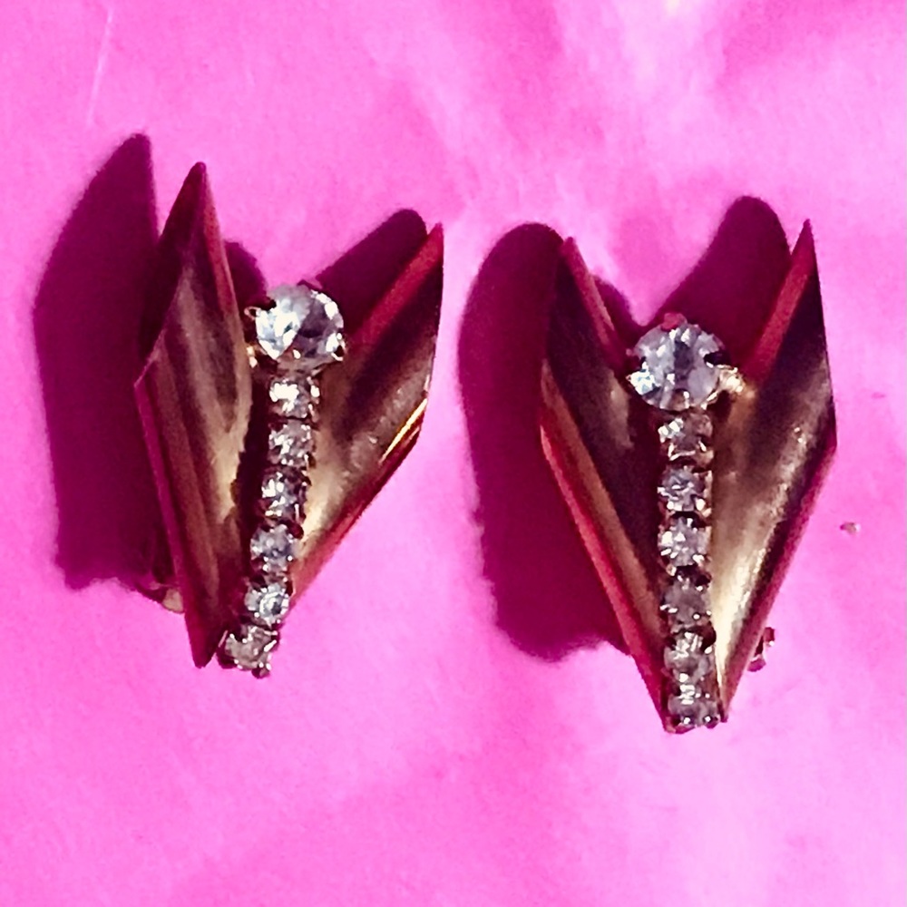 1940s WWII Vtg “V”for Victory Art Deco Gold Tube & Glass Rhinestone Clip Earring